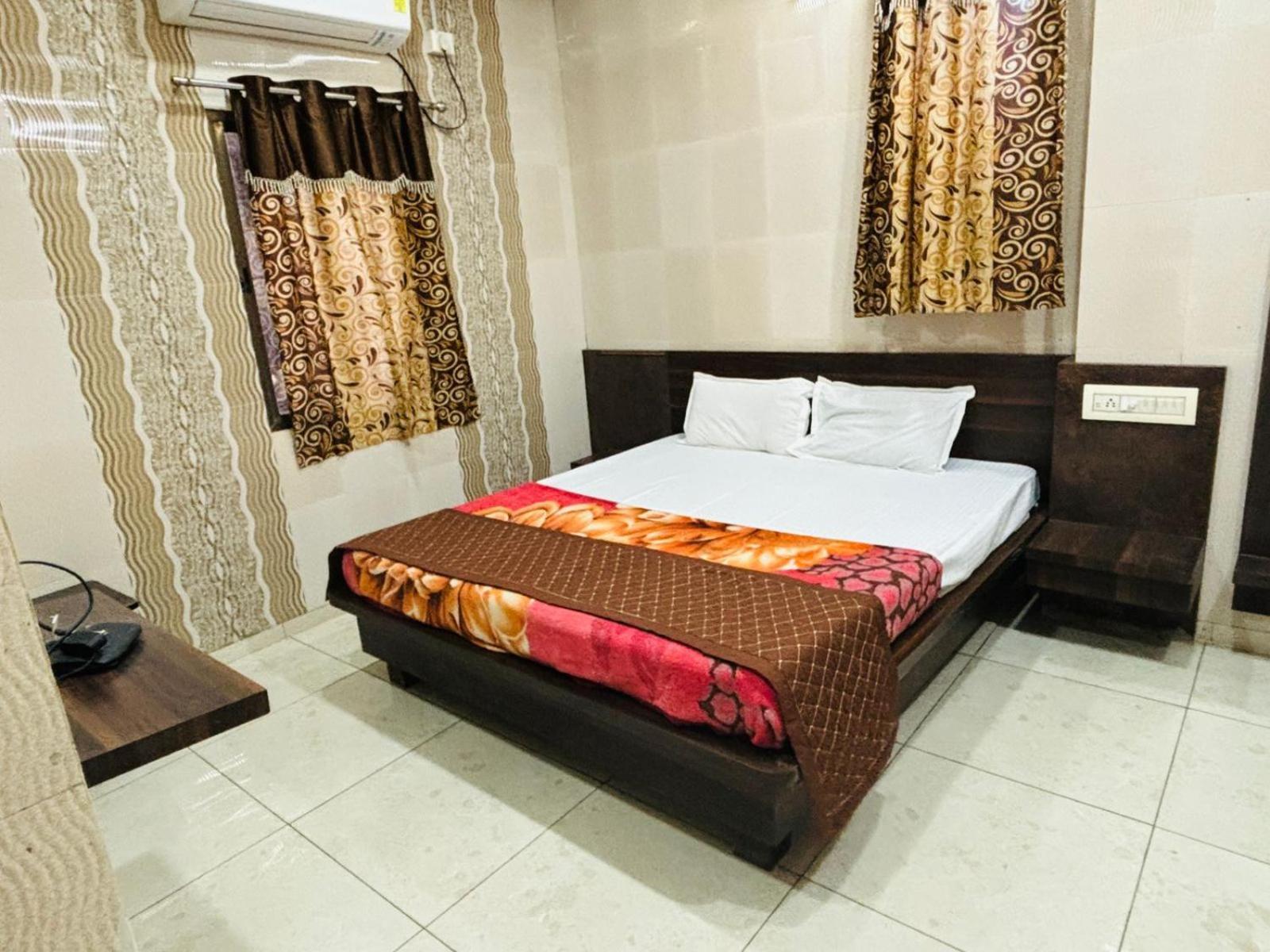 Hotel Shree Nath - 200 Meters From Dwarkadhish Temple Екстериор снимка